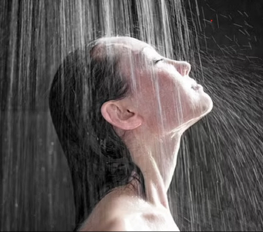 의학계가 샤워 중 소변을 보면 안 되는 이유를 공개해 관심이 모아졌다.<데일리메일 보도 캡처>